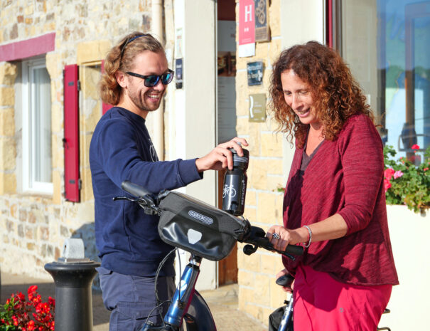 Accueil des voyageurs avec Émilien ©Abicyclette Voyages